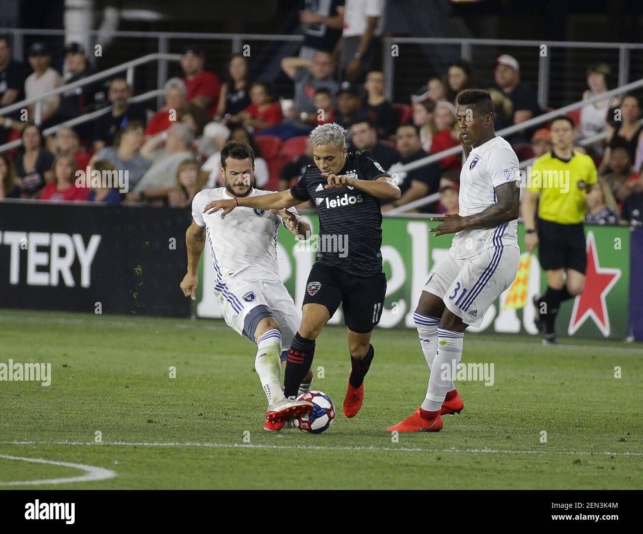 1 juin 2019: San Jose séismes milieu de terrain (11) Vako obtient une carte jaune pour cette faute contre DC United Forward (11) Lucas Rodriguez lors d'un match de football MLS entre le D.C. United et les tremblements de terre de San Jose à Audi Field à Washington DC. Justin Cooper/(photo de Justin Cooper/CSM/Sipa USA) Banque D'Images
