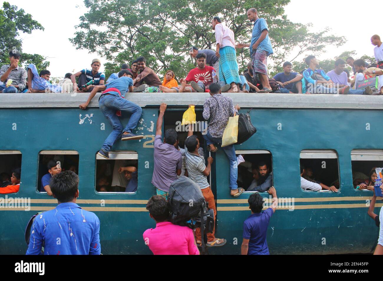 Les bangladais ont envie de prendre un train lorsqu'ils rentrent chez eux pour rencontrer leurs familles avant le festival musulman d'Eid al-Fitr, à Dhaka. Les musulmans du monde entier se préparent à célébrer la fête de l'Eid al-Fitr, qui marque la fin du mois de jeûne du Ramadan. (Photo par Sultan Mahmud Mukut / SOPA Images/Sipa USA) Banque D'Images