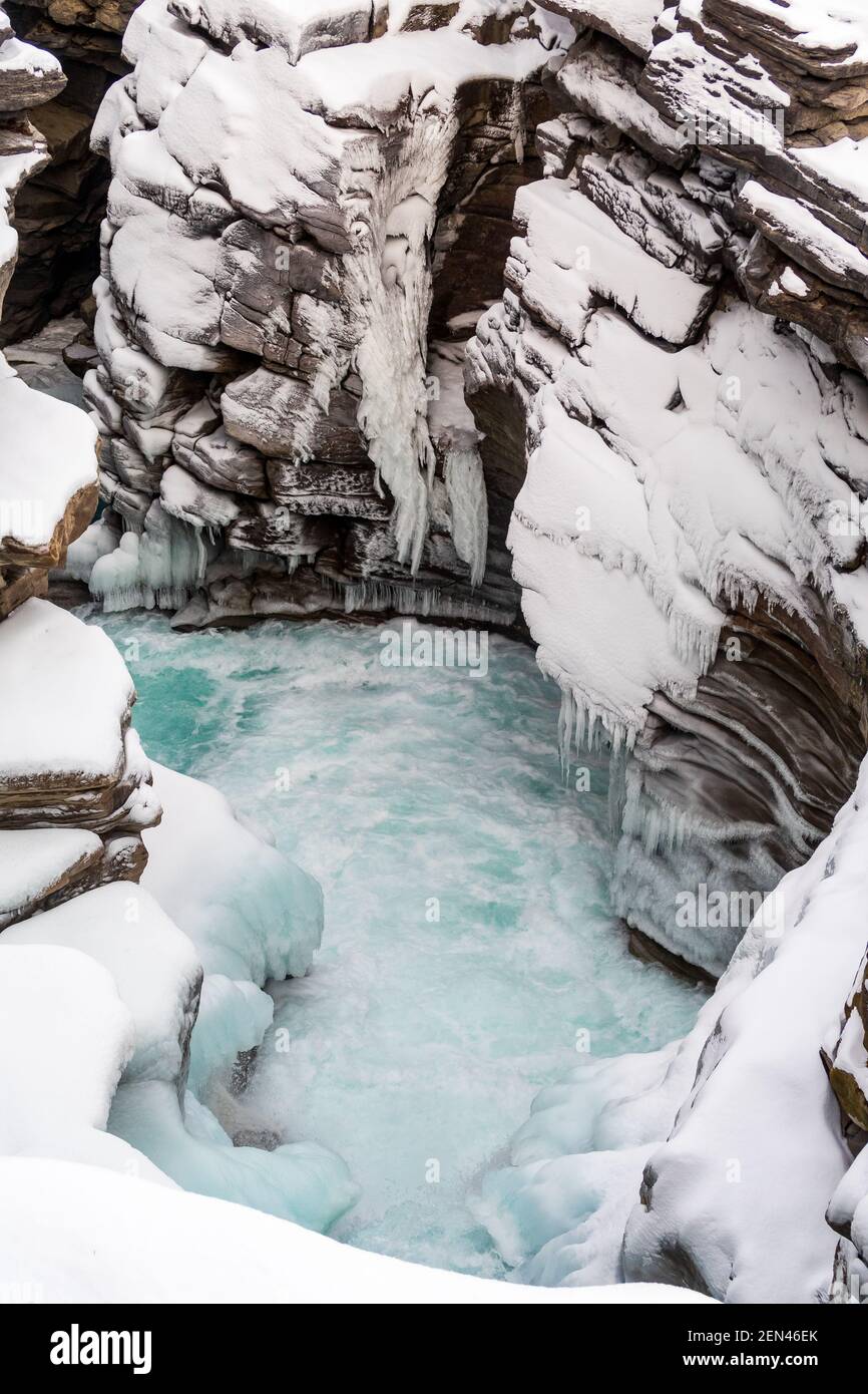 Belle vue sur les chutes d'Athabasca gelées en hiver, au Canada Banque D'Images