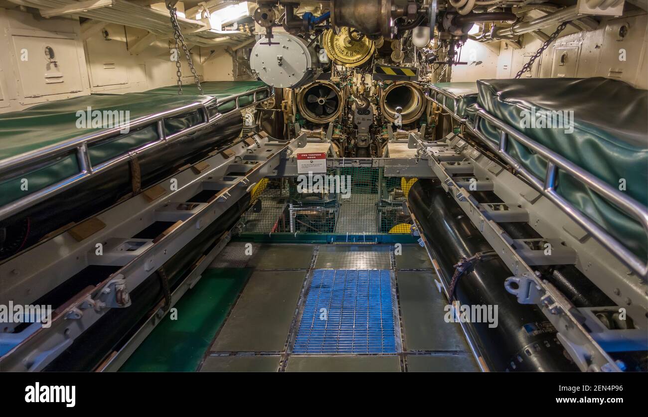 Avant Torpedo Room avec Torpedo et torpedo tubes sur le sous-marin USS Pampanito de la Seconde Guerre mondiale à San Francisco, Californie, Etats-Unis Banque D'Images