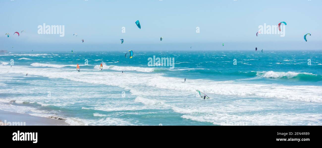 Parachute ascensionnel et surf sur la côte californienne des États-Unis Banque D'Images