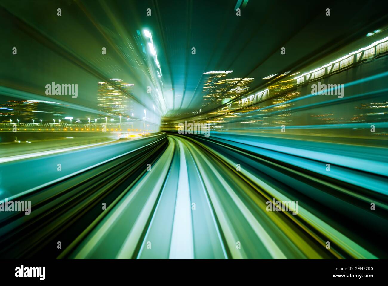 Mouvement train flou se déplaçant dans le tunnel du train urbain. Flou de mouvement arrière-plan abstrait. Banque D'Images
