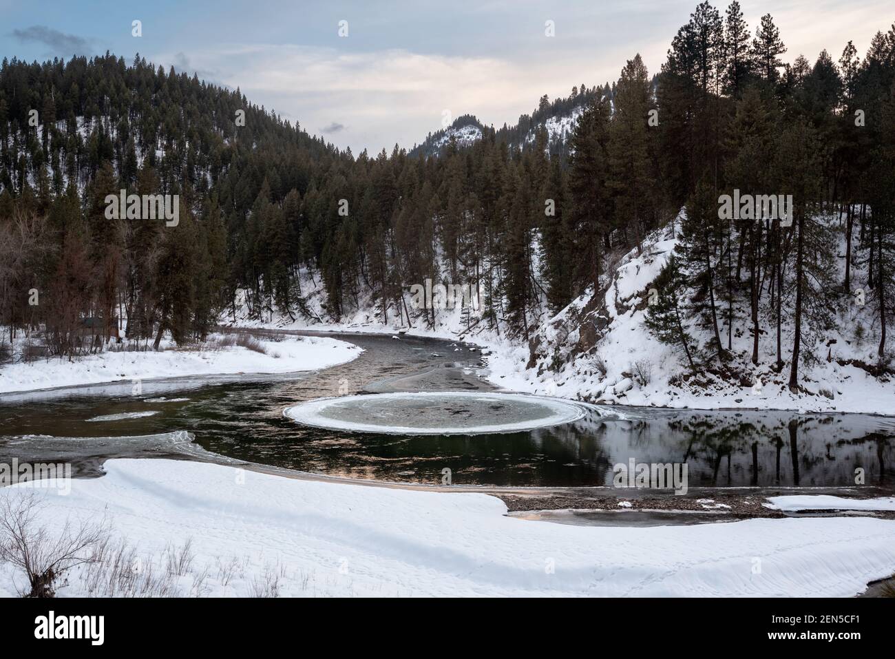 Cercle de glace tournant dans un tourbillon, South Fork de la rivière Payette, Idaho. Banque D'Images