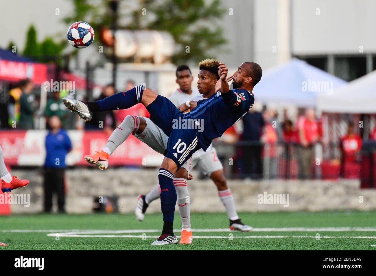 11 Juin 19 Montclair Nj Etats Unis Le Milieu De La Revolution De La Nouvelle Angleterre Scott Caldwell 6 Lutte Pour Le Ballon Contre Le Milieu De Terrain De New York Red 11 Juin 19 Montclair Nj Etats Unis Le Milieu De La Revolution De La Nouvelle Angleterre Scott Caldwell 6 Lutte Pour Le Ballon Contre Le Milieu De Terrain De New York Red