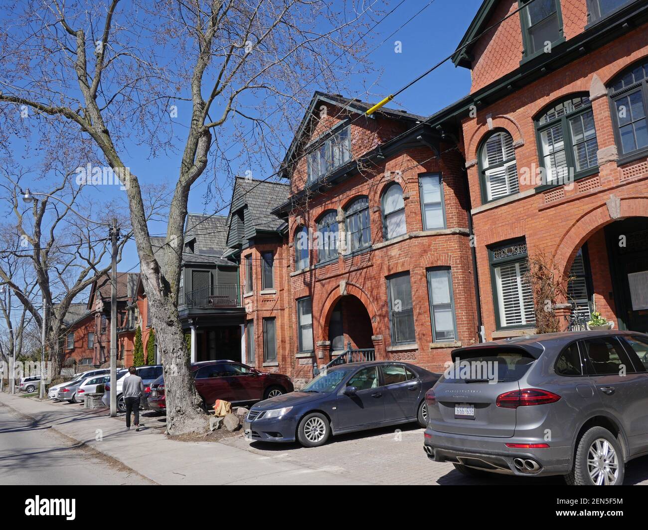 Toronto, Canada - le 22 avril 2018 : rue du centre-ville plus tranquille avec maisons victoriennes anciennes et stationnement autorisé sur la chaussée avant. Banque D'Images