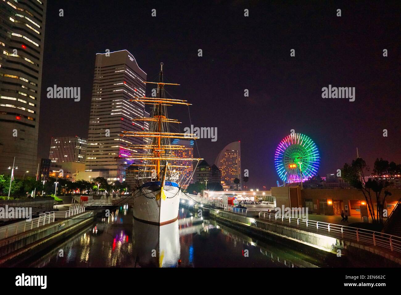 Vue de nuit de Yokohama, où il y a des canaux, des gratte-ciels, des roues de Ferris, etc photographiés en juillet 2015, Japon. Banque D'Images