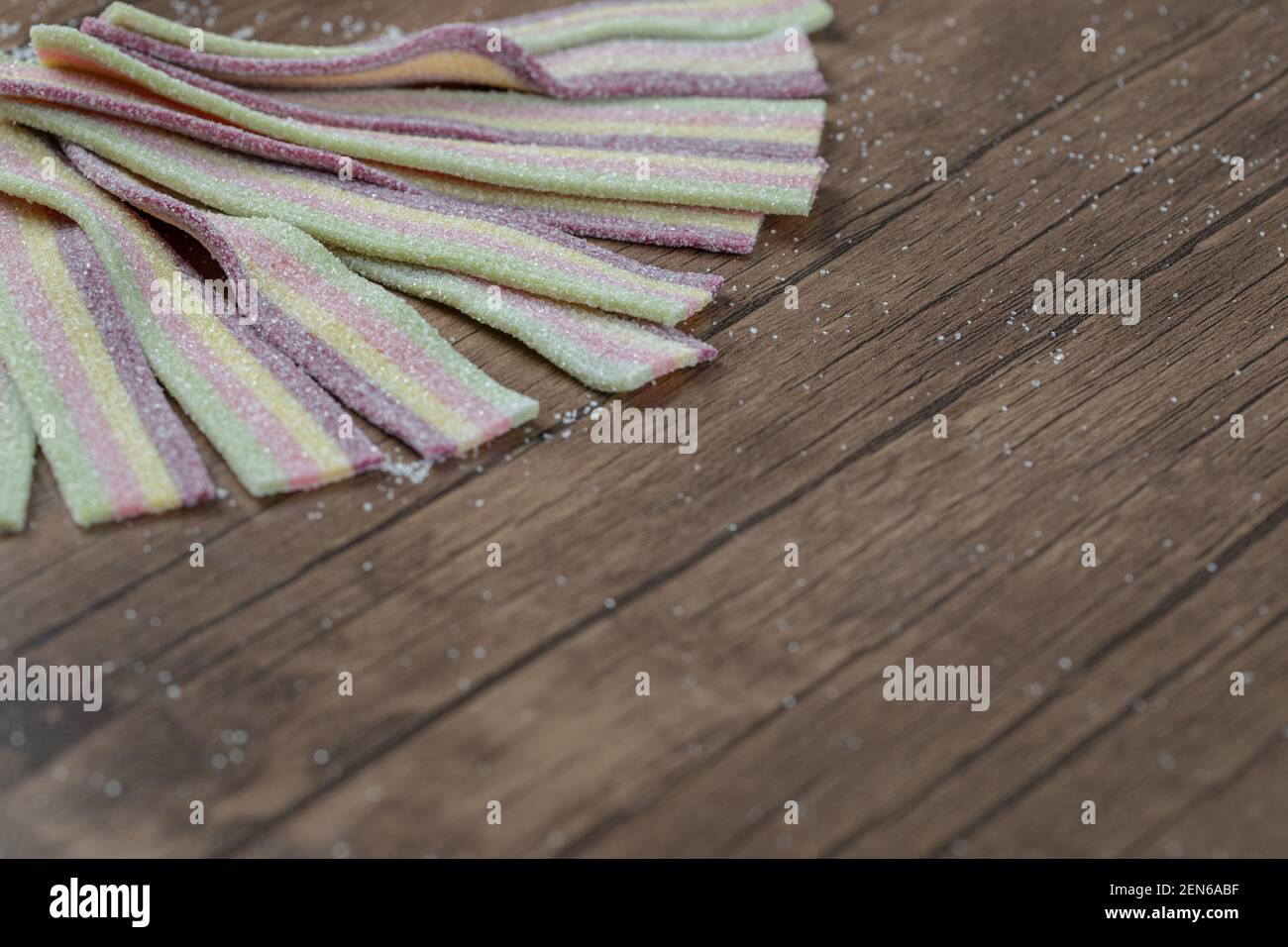 Gelées de gomme arc-en-ciel sur une planche en bois Banque D'Images