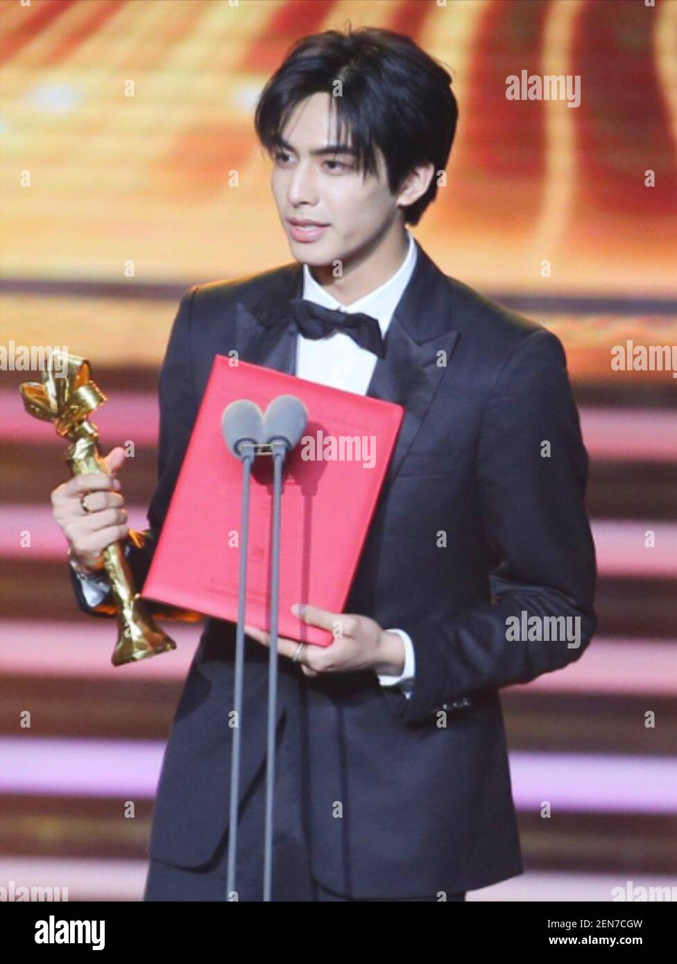 L'acteur et le modèle chinois Song Weilong pose avec son trophée lors de la  cérémonie de remise des prix de l'unité Media Focus de la chaîne de cinéma  chinoise du 22ème Festival