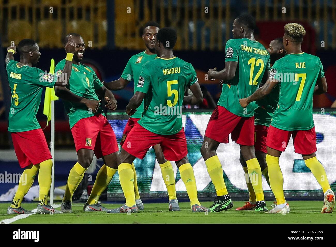 Football football - coupe d'Afrique des Nations 2019 - Groupe F - Cameroun / Guinée-Bissau - Ismailia Stadium, Ismailia, Egypte - 25 juin 2019 Stephane Bahoken, Cameroun, célèbre son deuxième but avec ses coéquipiers (photo de Waleed Zain/Sipa USA) Banque D'Images