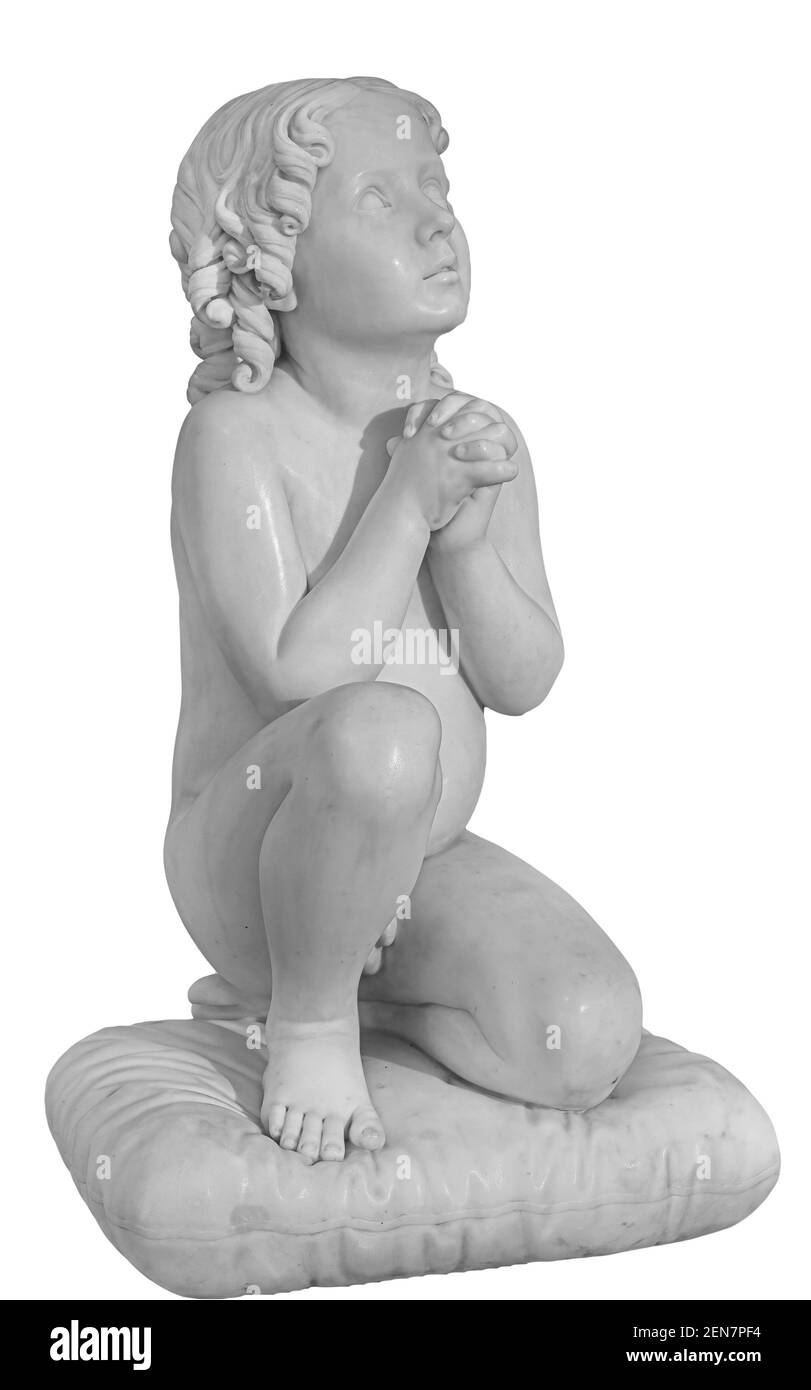 Belle statue en marbre d'un ange de bébé de prier isolé dessus blanc Banque D'Images