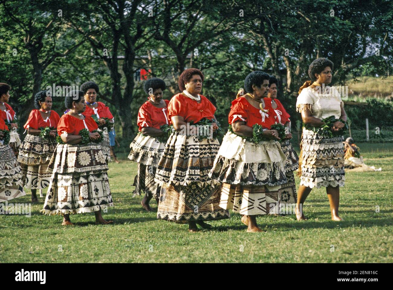 Les femmes dansent aux festivités accueillant un chef de retour à Viseisei, près de Lautoka sur l'île de Viti Levu, dans la division occidentale des Fidji Banque D'Images