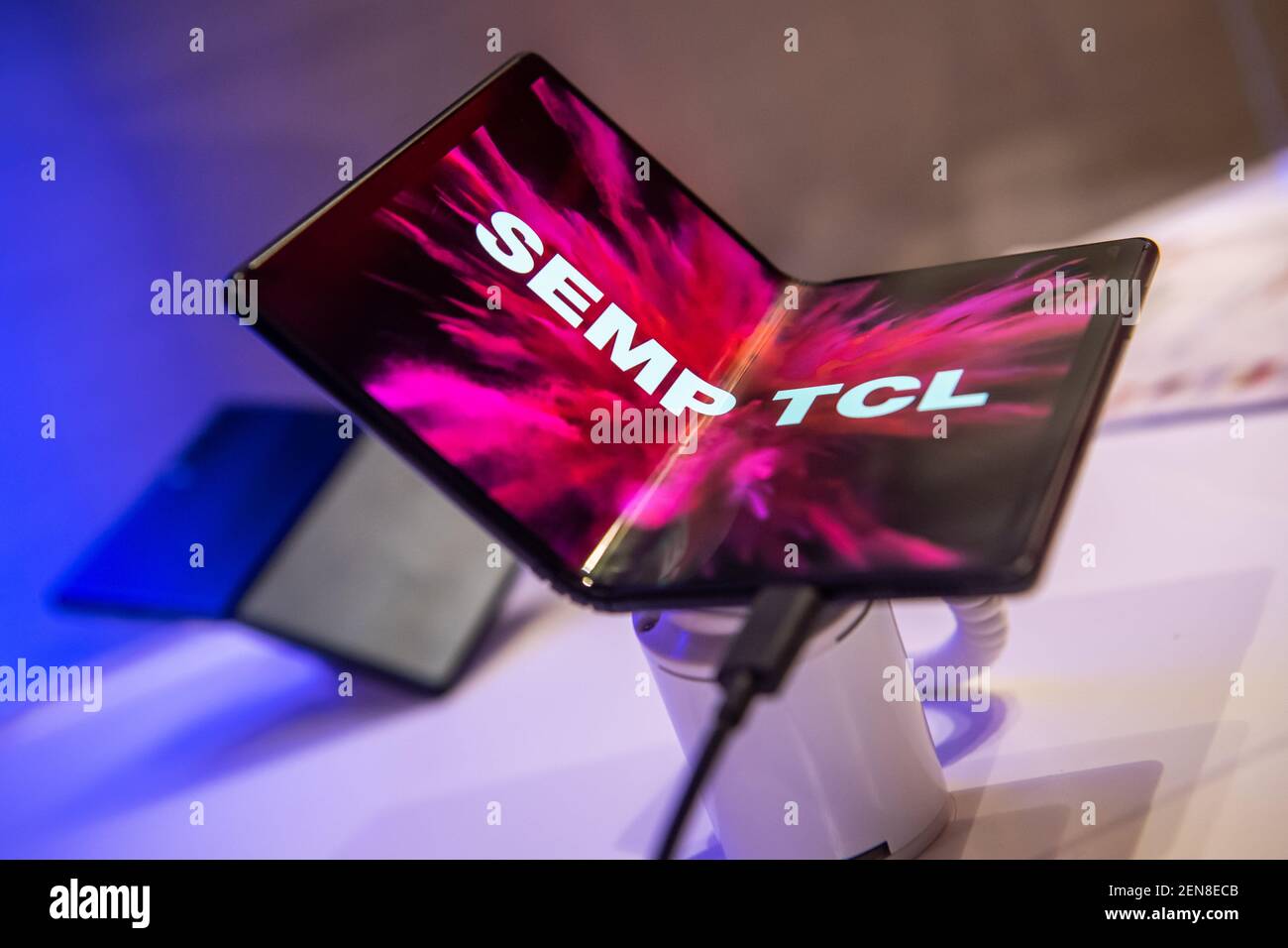 Un smartphone pliable TCL 5G est exposé lors du lancement de nouveaux produits TCL à Sao Paulo, Brésil, le 1er juillet 2019. L'événement de lancement des nouveaux produits TCL s'est tenu à Sao Paulo, au Brésil, le 1er juillet 2019. (Photo de Zhong Zhenbin - Imaginechina/Sipa USA) Banque D'Images