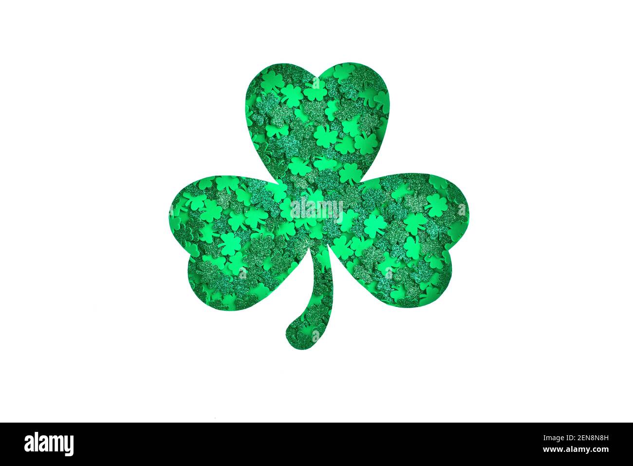 Silhouette Shamrock avec texture confetti verte sur fond blanc Banque D'Images