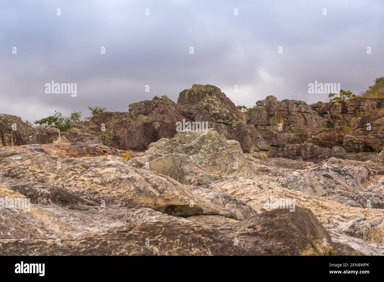 Rivière Stony lit d'une rivière presque sèche pendant la saison sèche près de Minas Gerais, Brésil Banque D'Images