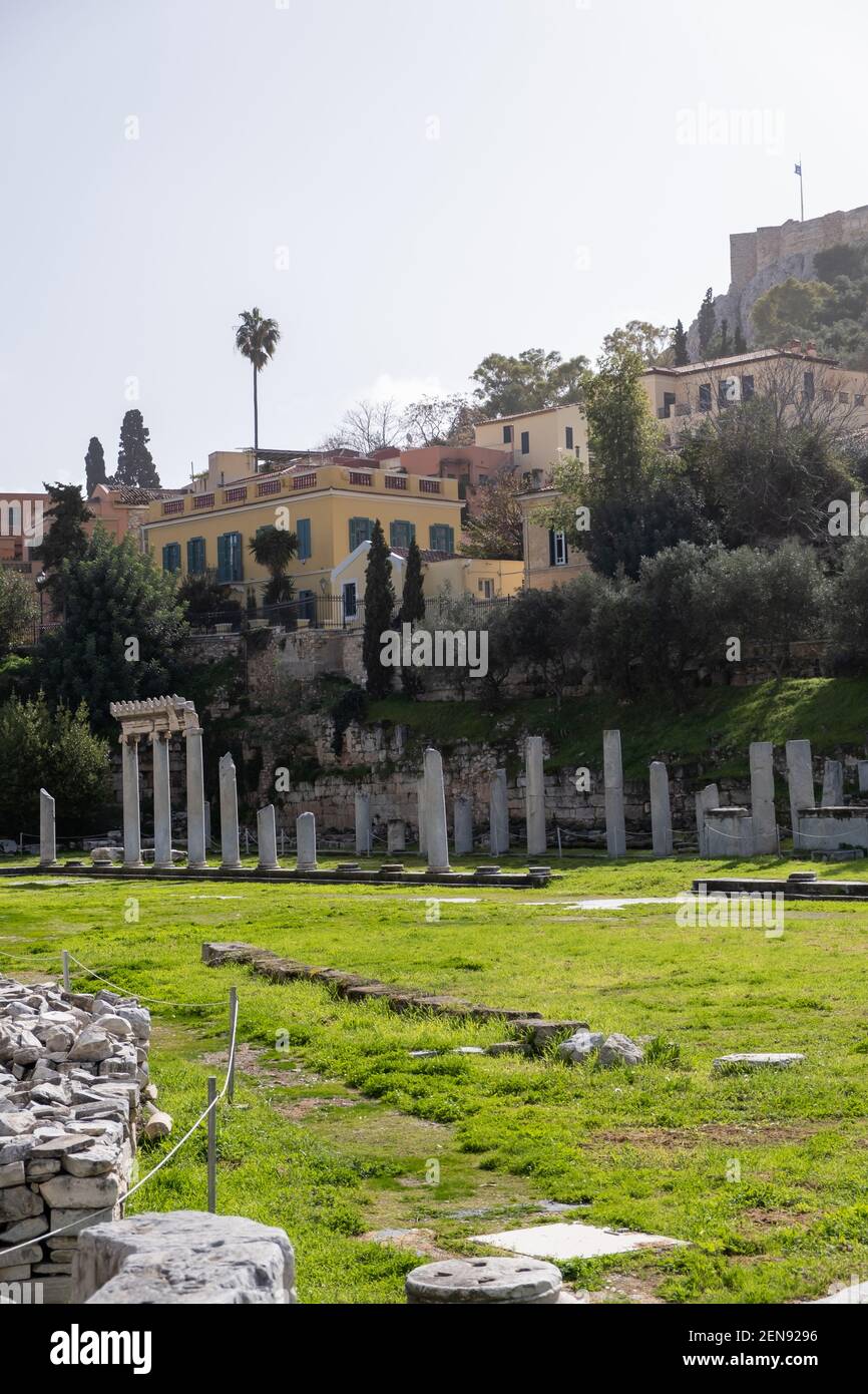 Concept de civilisation grecque. Agora romain ou Forum romain à Athènes, colline de l'Acropole en arrière-plan. Ruines de piliers de marbre, monument ancien, archéologique Banque D'Images