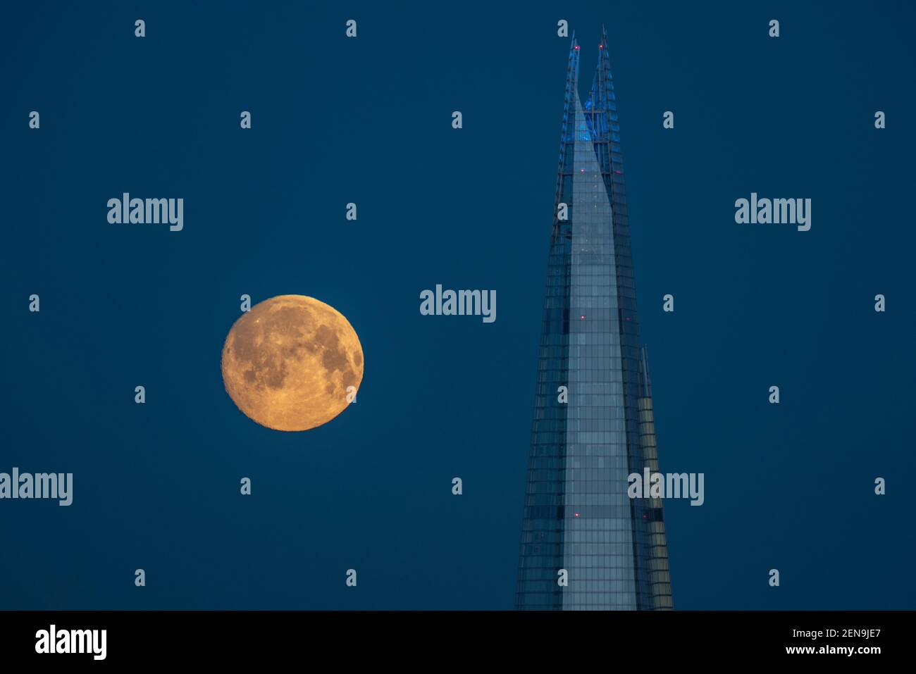 Londres, Royaume-Uni. 26 février 2021. Météo au Royaume-Uni: Un Gibbous de cire 97.8% près de la pleine lune se met dans les heures du matin de vendredi près du bâtiment de gratte-ciel de Shard. Credit: Guy Corbishley/Alamy Live News Banque D'Images