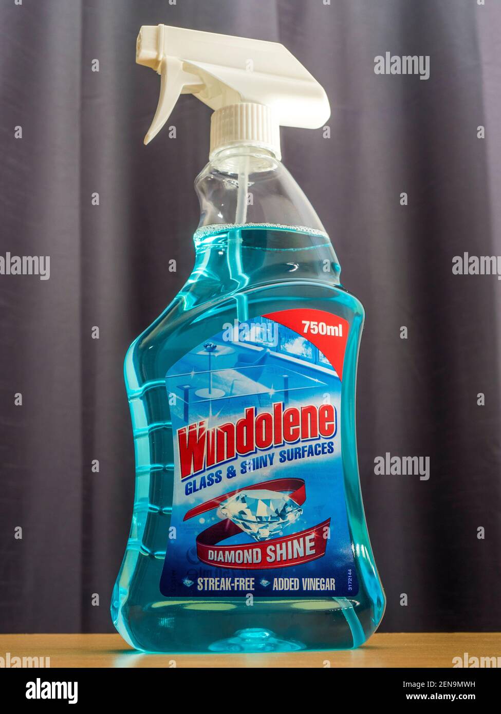 Gros plan d'une nouvelle bouteille en plastique de Windowlene, une marque traditionnelle de nettoyant liquide, utilisée pour vaporiser sur du verre propre et d'autres surfaces brillantes. Banque D'Images