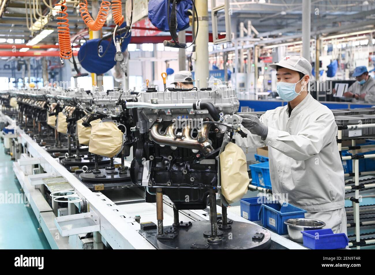 Harbin, Ltd. Dans la province de Heilongjiang, dans le nord-est de la Chine. 25 février 2021. Un homme travaille dans un atelier de Harbin Dongan Automotive Engine Manufacturing Co., Ltd. Dans la province de Heilongjiang, dans le nord-est de la Chine, le 25 février 2021. En janvier 2021, les ventes de produits et le chiffre d'affaires de la société ont augmenté respectivement de 10.79 % et de 18.34 % par rapport à l'année précédente. Crédit : Wang Jianwei/Xinhua/Alay Live News Banque D'Images