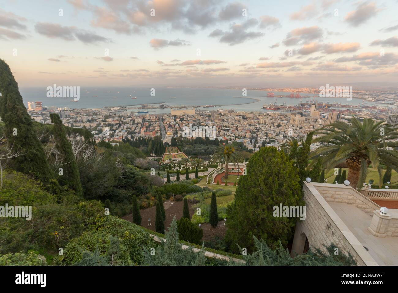Vue au coucher du soleil sur le sanctuaire et les jardins de Bahai, avec le centre-ville et le port, à Haïfa, dans le nord d'Israël Banque D'Images