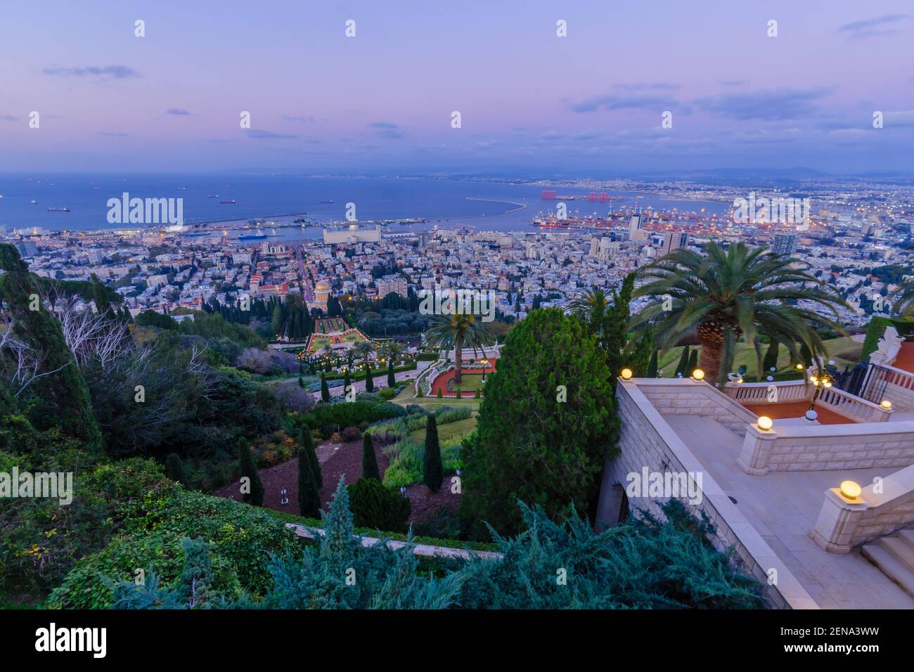 Vue au coucher du soleil sur le sanctuaire et les jardins de Bahai, avec le centre-ville et le port, à Haïfa, dans le nord d'Israël Banque D'Images