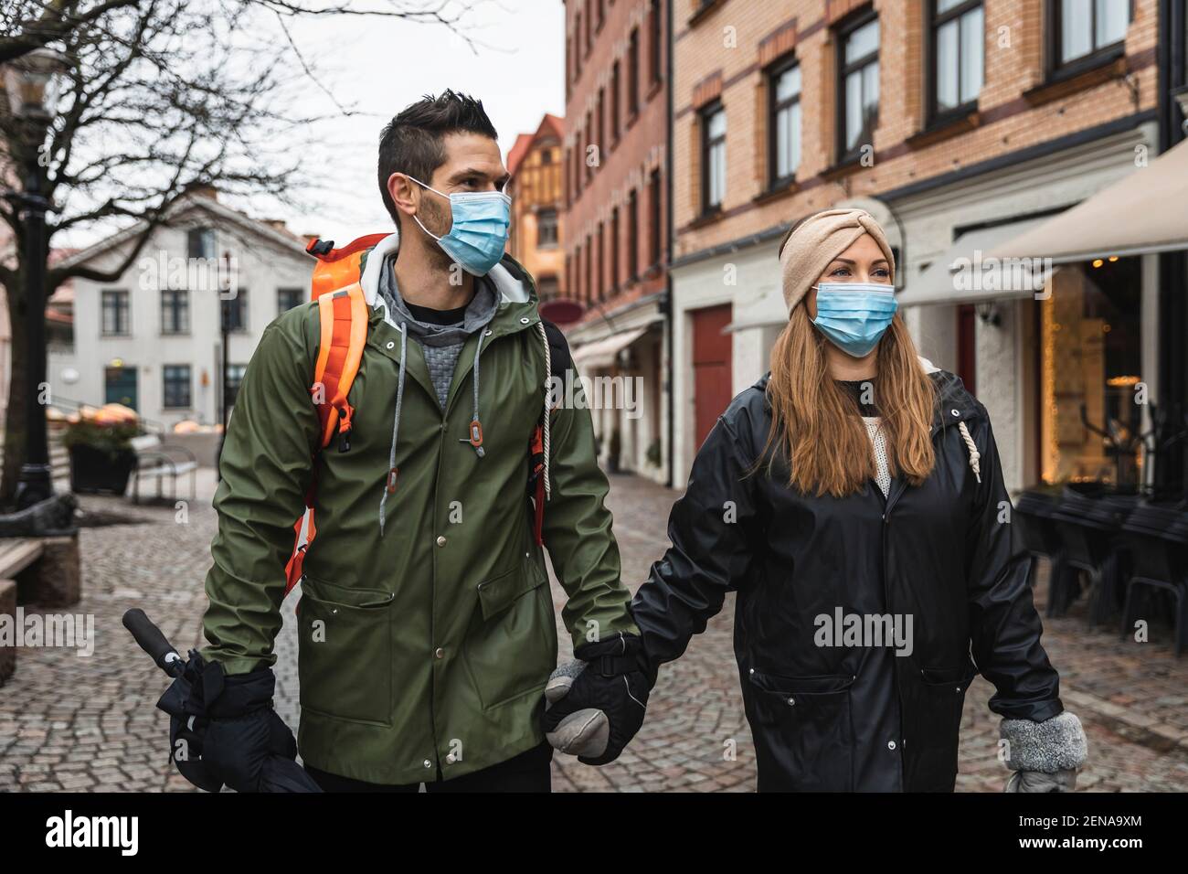 Touristes féminins et masculins explorant la ville pendant une pandémie Banque D'Images