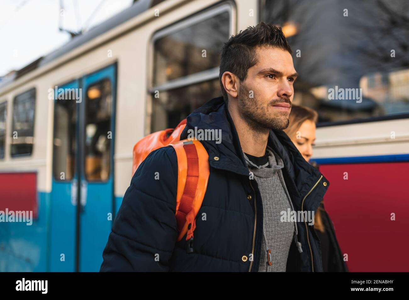 Couple hétérosexuel marchant en tram Banque D'Images