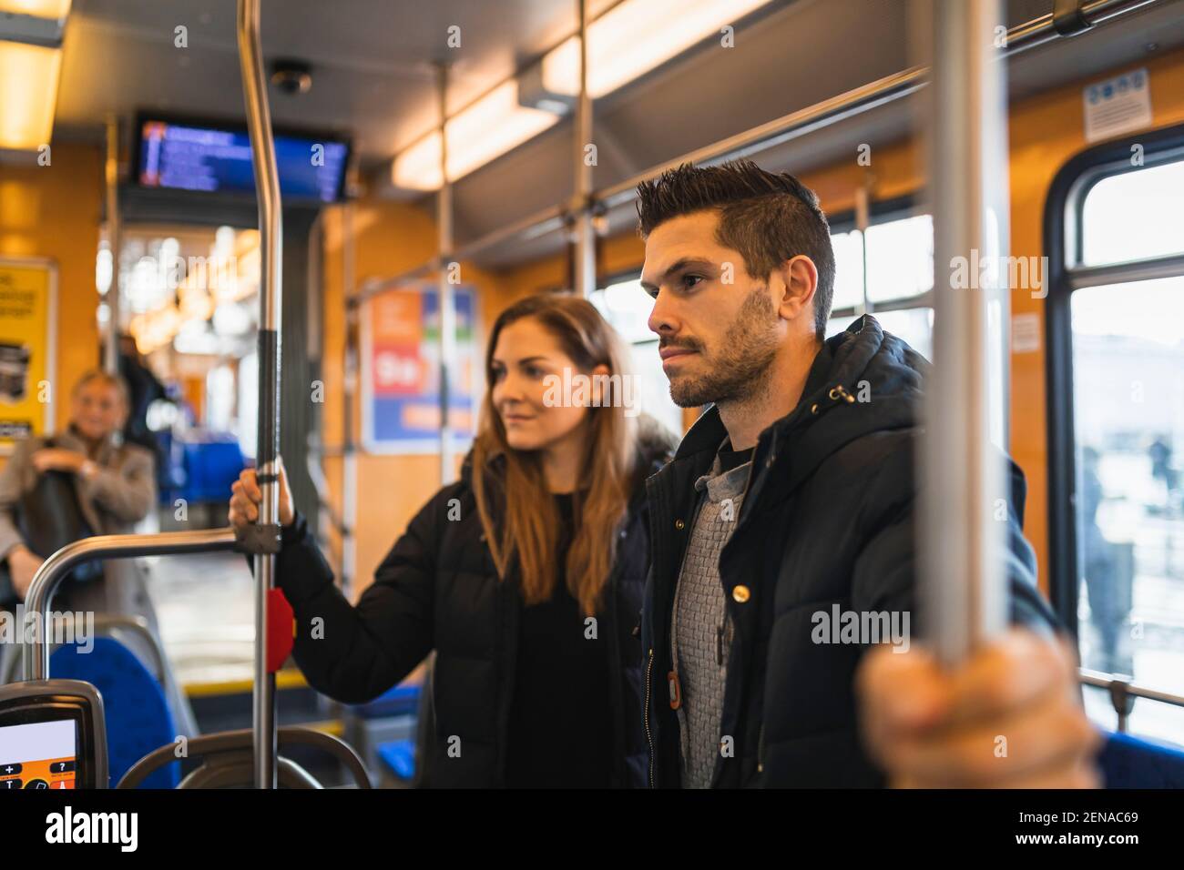 Un couple caucasien se déplace en tramway Banque D'Images