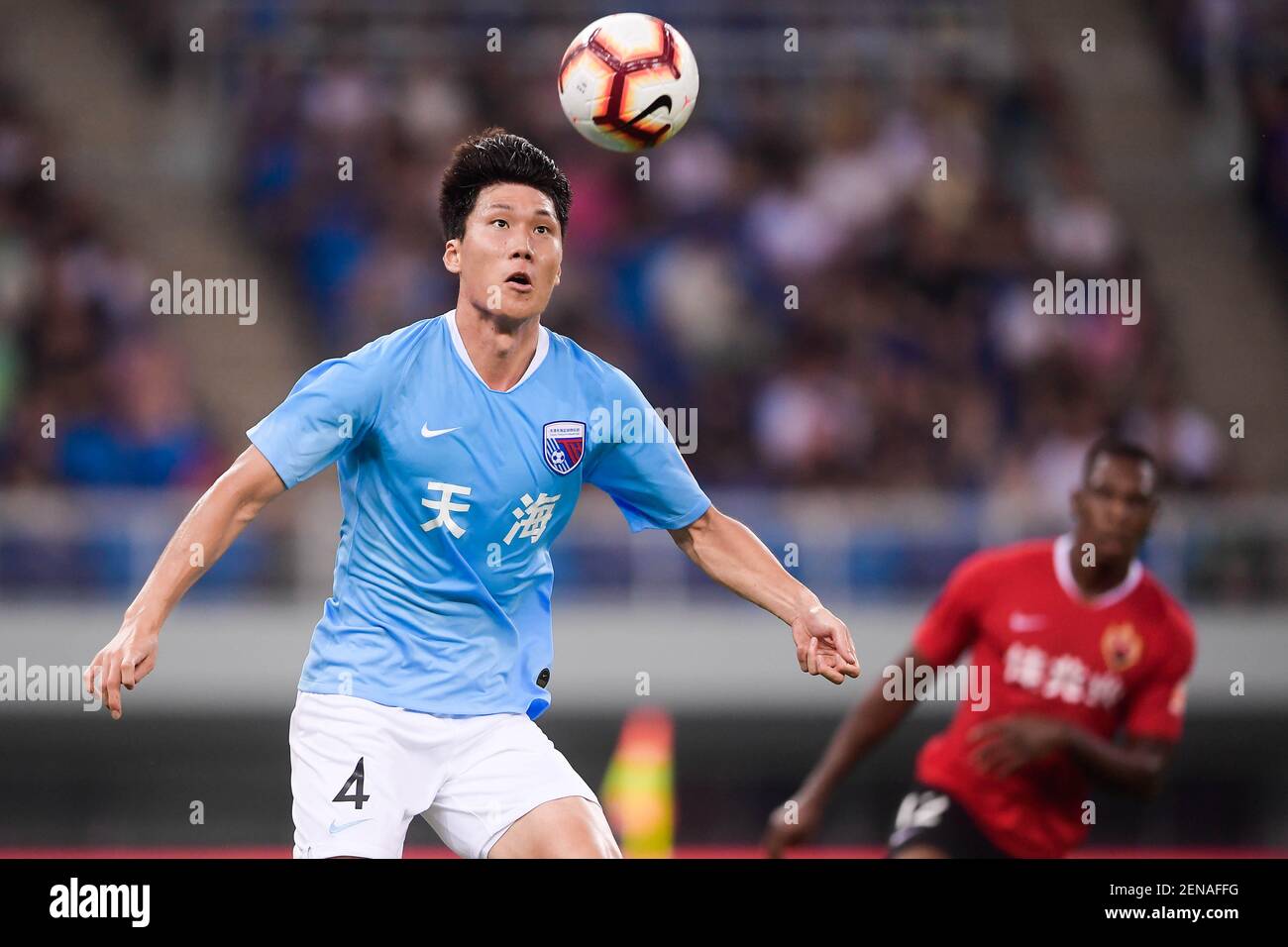 Le joueur de football sud-coréen Song Ju-hun de Tianhai Tianhai s'oppose au F.C. Shenzhen lors de son 17e match lors de la Super League (CSL) de l'Association chinoise de football 2019 à Tianjin, en Chine, le 13 juillet 2019. Tianhai Tianhai a joué au tirage au sort de Shenzhen F.C. 2-2. (Photo de Stringer - Imaginechina/Sipa USA) Banque D'Images