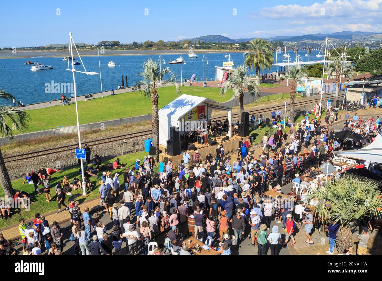 Une foule de personnes regardant de la musique live à Tauranga, en Nouvelle-Zélande, pendant le Festival national de Jazz annuel Banque D'Images