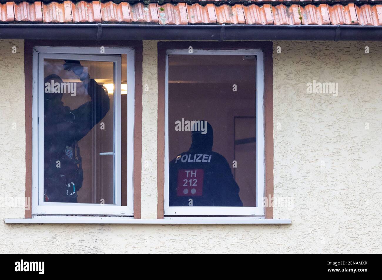 Thuringe, Ballstädt, 26 février 2021 : des policiers fouillgent une maison appartenant à la scène de droite. La police de plusieurs États fédéraux a pris des mesures contre un réseau néo-nazi par un raid à grande échelle. Les perquisitions en Thuringe, en Saxe-Anhalt et en Hesse ont impliqué des soupçons de trafic de drogue à grande échelle et de blanchiment d'argent, selon le Bureau de police criminelle de l'État de Thuringe (TLKA) vendredi matin. Credit: dpa Picture Alliance/Alay Live News Banque D'Images