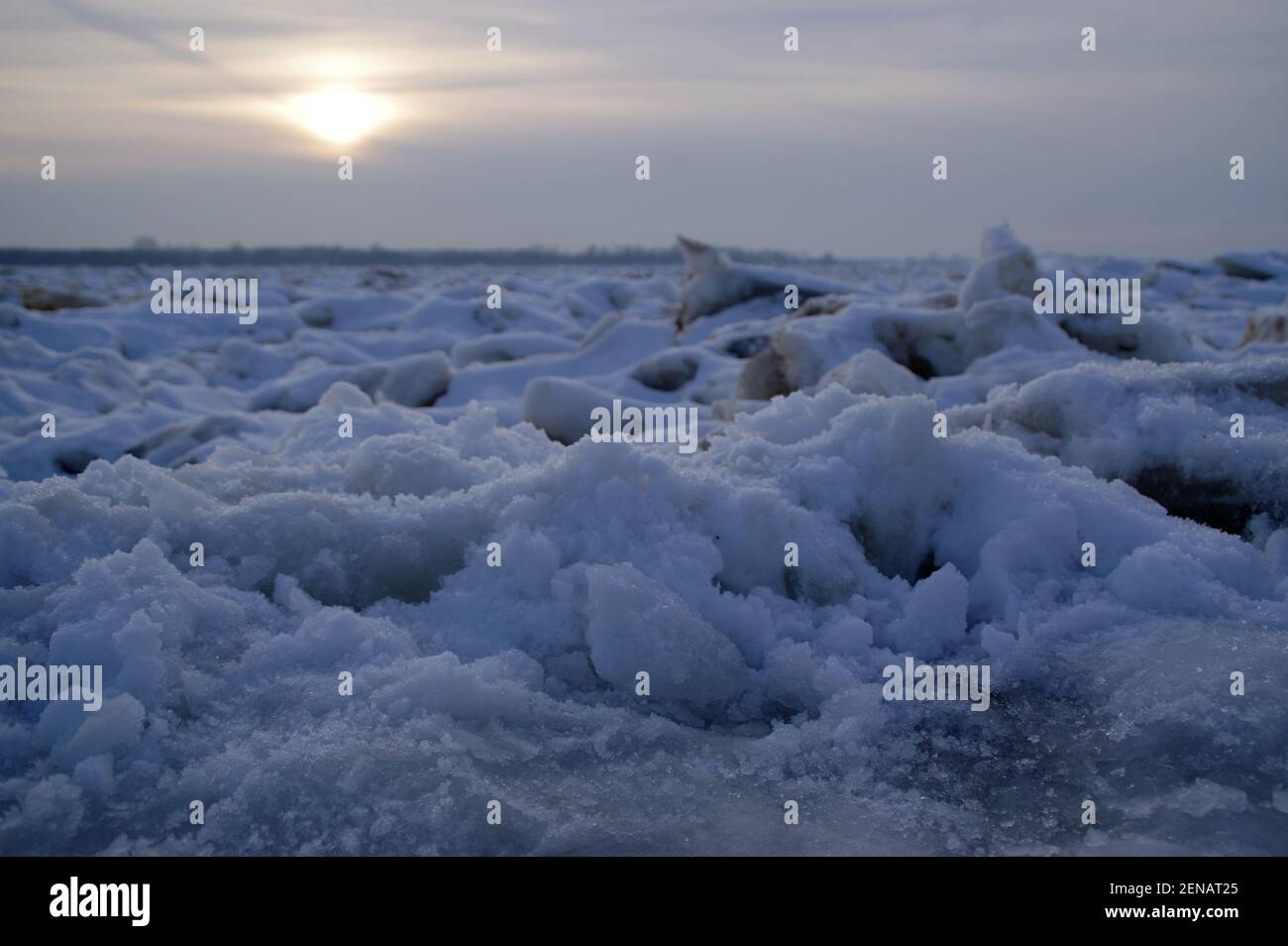 Floe de glace dans l'arctique avec lumière du soleil. Coucher de soleil en hiver. Le soleil brille au-dessus du glacier et du lac gelé. Banque D'Images