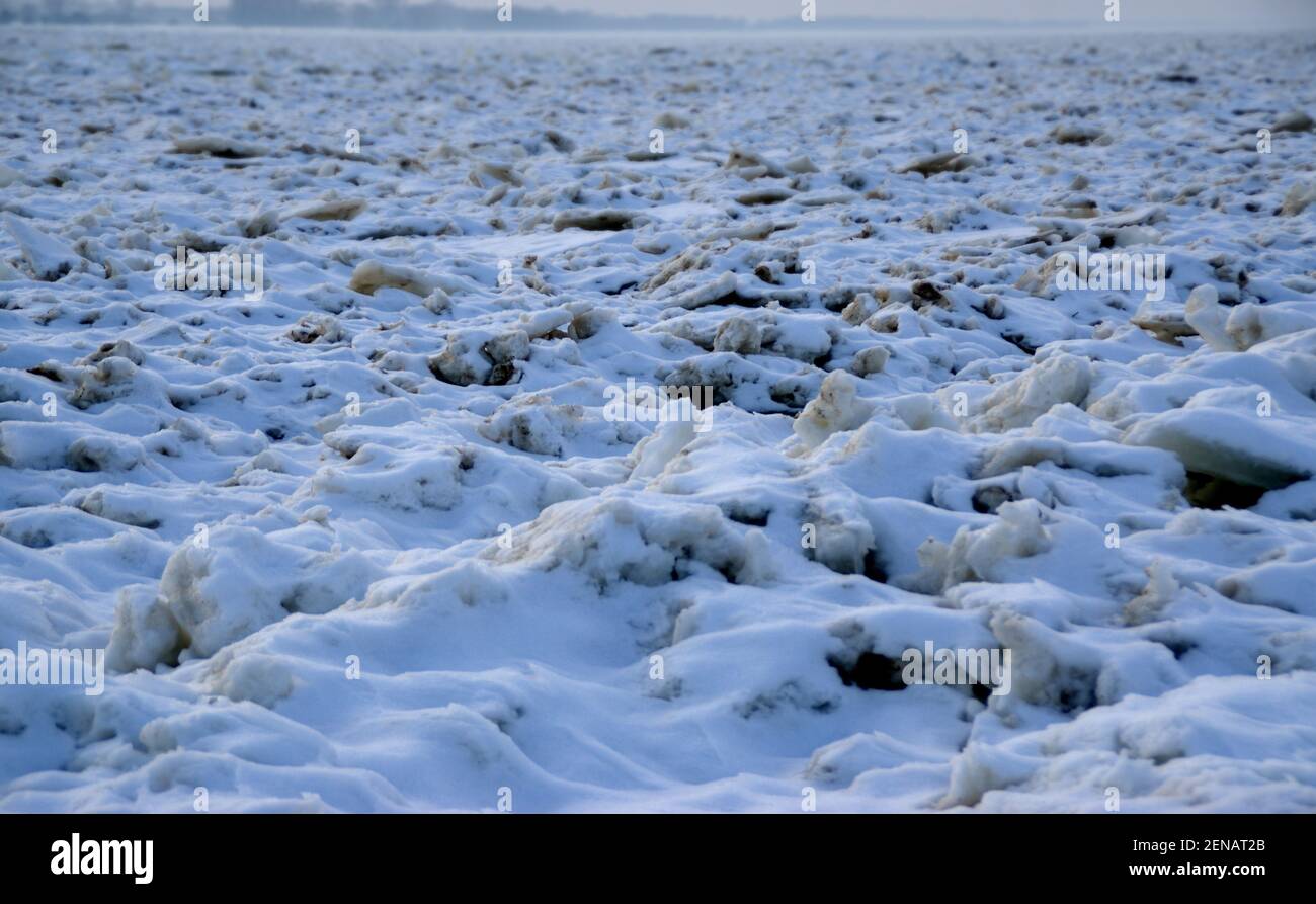 Floe de glace dans l'arctique. Coucher de soleil en hiver. Rivière gelée. Banque D'Images