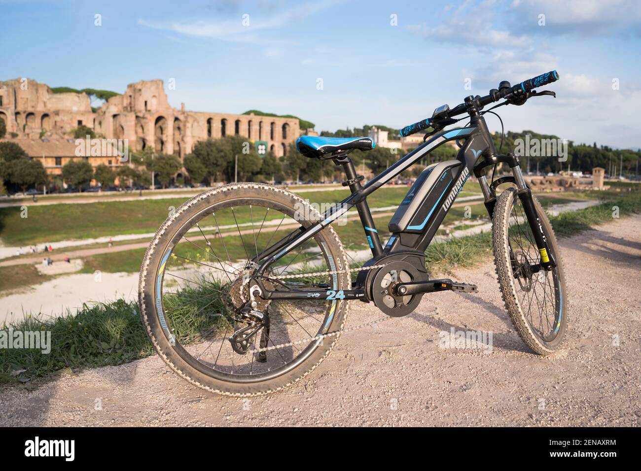 Vélo de montagne électrique dans les rues Banque D'Images