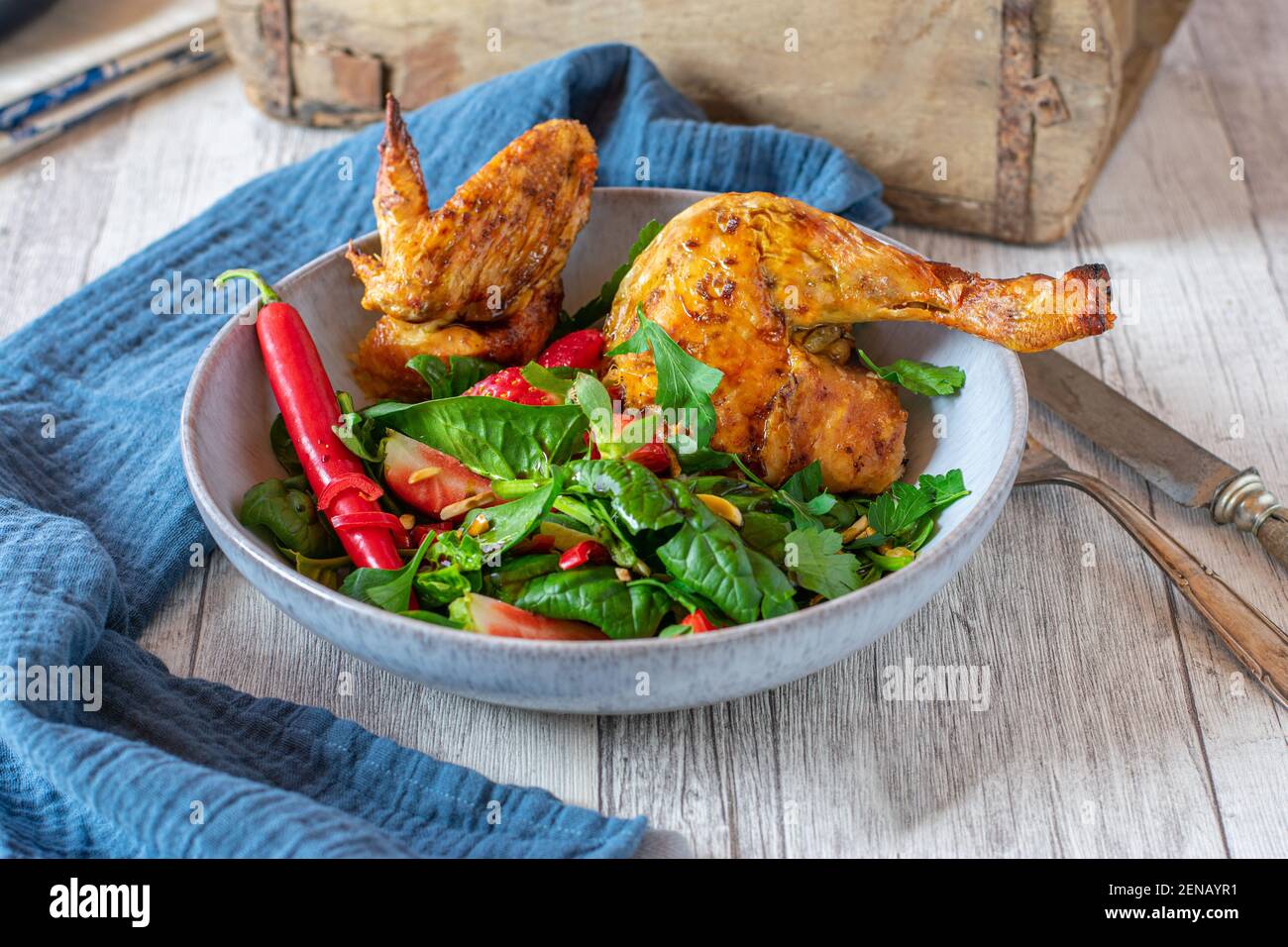 Repas de poulet grillé avec salade verte servi dans un bol Banque D'Images