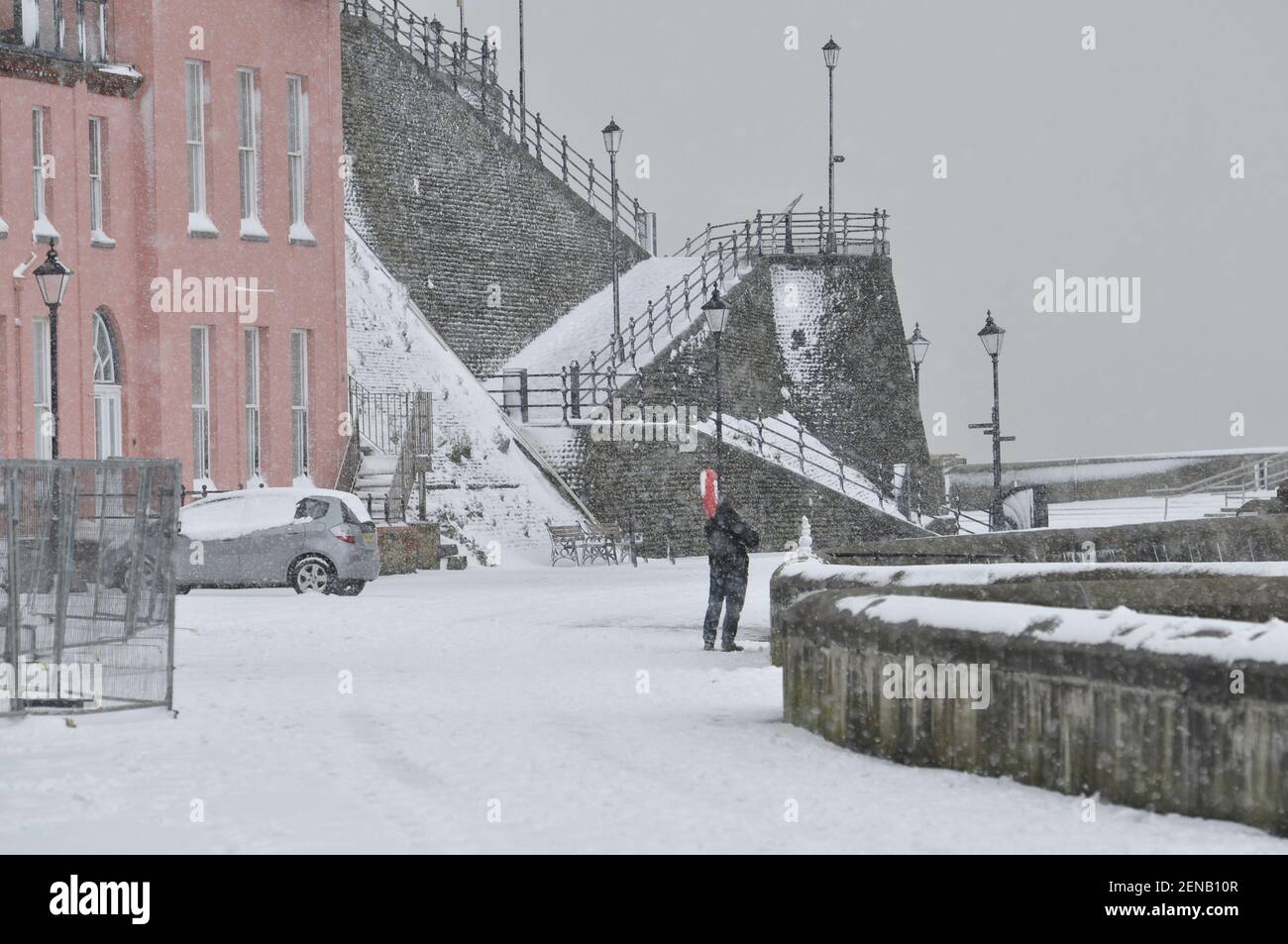 Une journée de neige sur Cromer Promenade, Norfolk, Angleterre, Royaume-Uni Banque D'Images