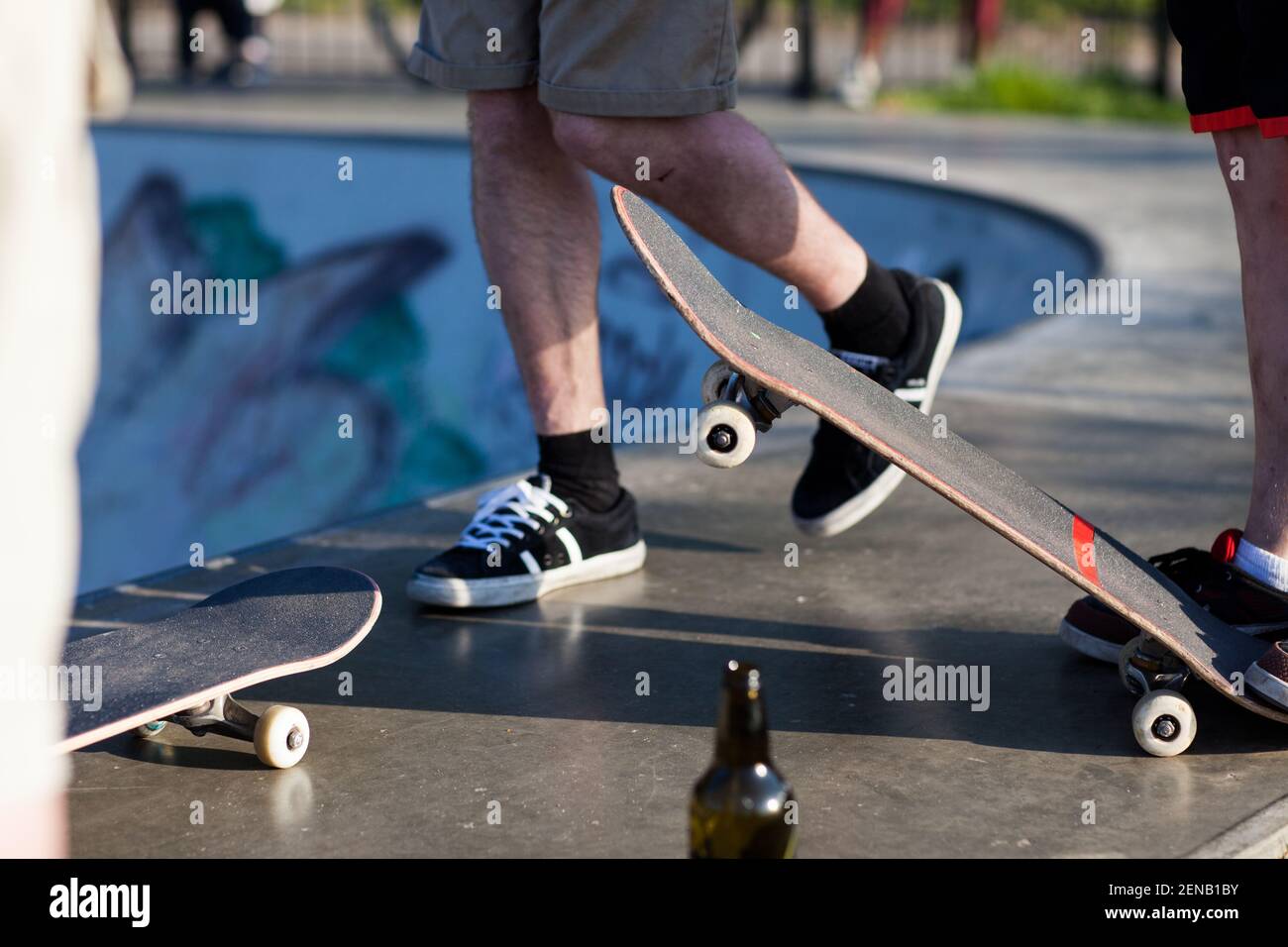 Planchistes d'âge moyen dans le parc de skate de Clissold Park Hackney Banque D'Images