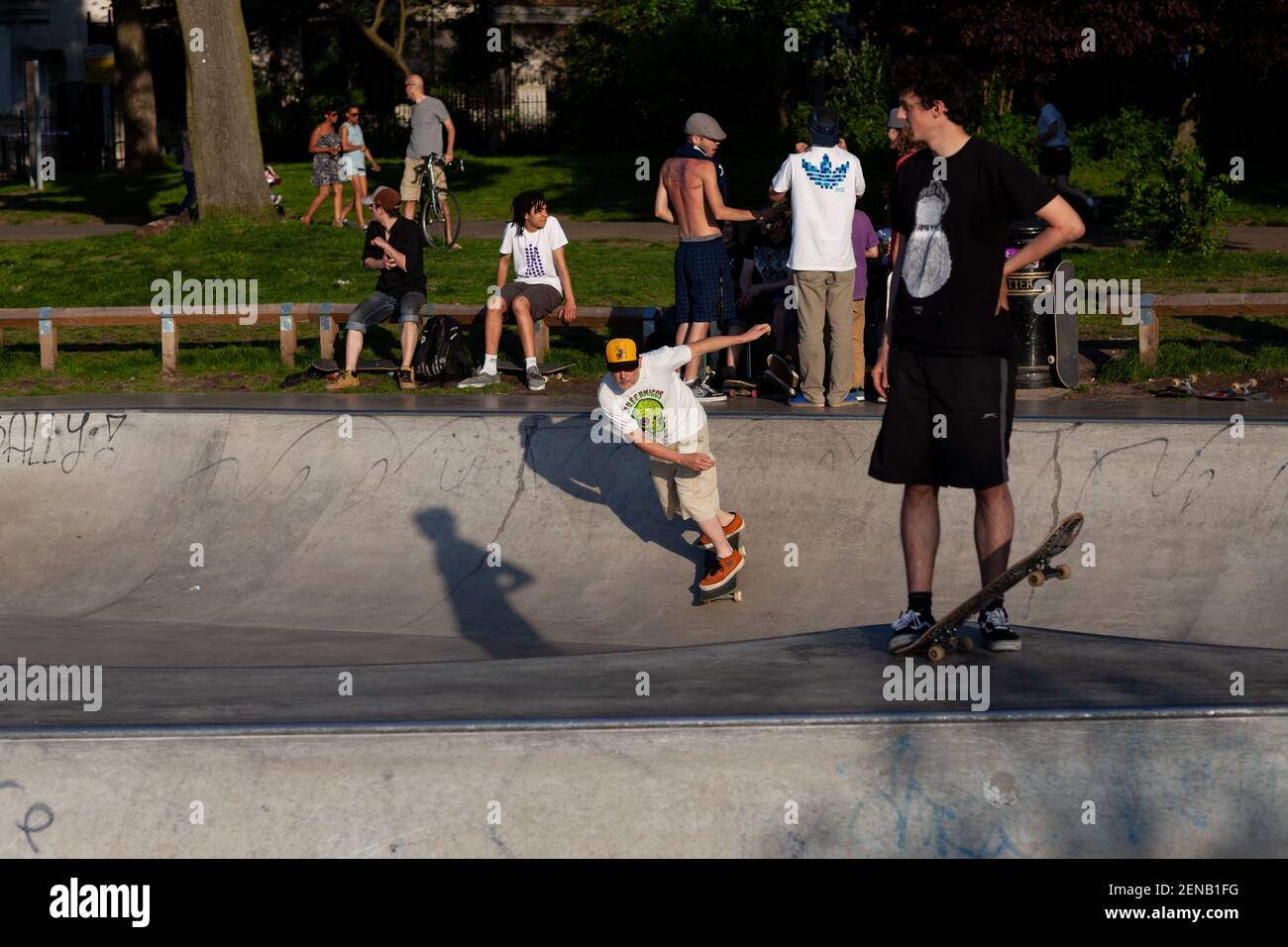 Planchistes d'âge moyen dans le parc de skate de Clissold Park Hackney Banque D'Images