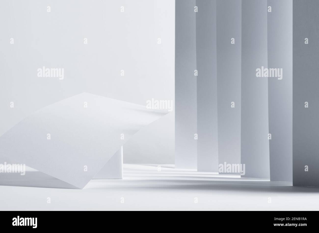 Scène abstraite moderne simple géométrique blanc gris avec rayures, perspective, lumière, ombre et asymétrie comme podium. Banque D'Images