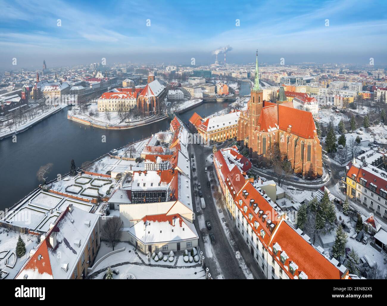 Wroclaw, Pologne. Paysage urbain d'hiver avec église de la Sainte-Croix et île de la Cathédrale (Ostrow Tumski) Banque D'Images