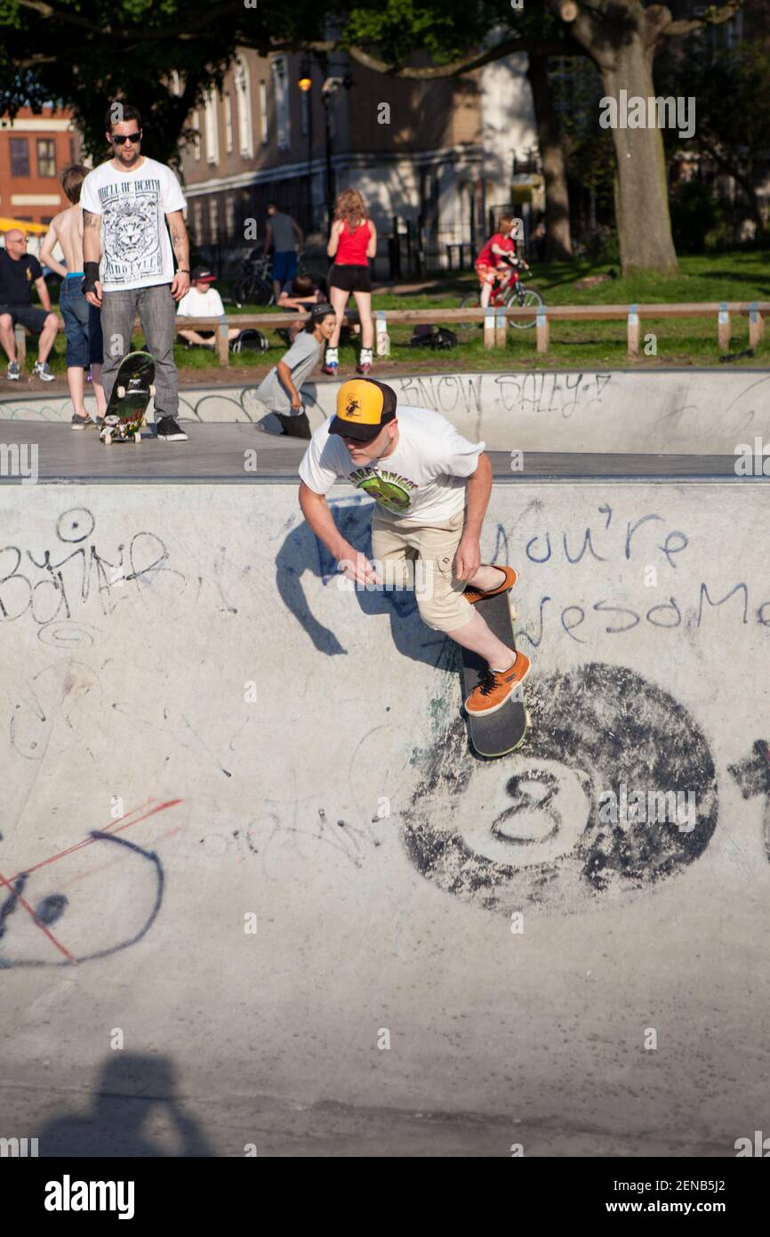 Planchistes d'âge moyen dans le parc de skate de Clissold Park Hackney Banque D'Images