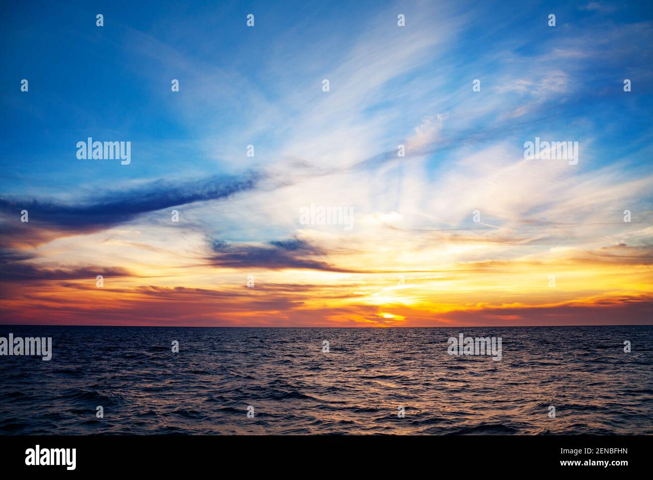 Coucher de soleil sur l'océan Pacifique avec des rayons dans les nuages Banque D'Images