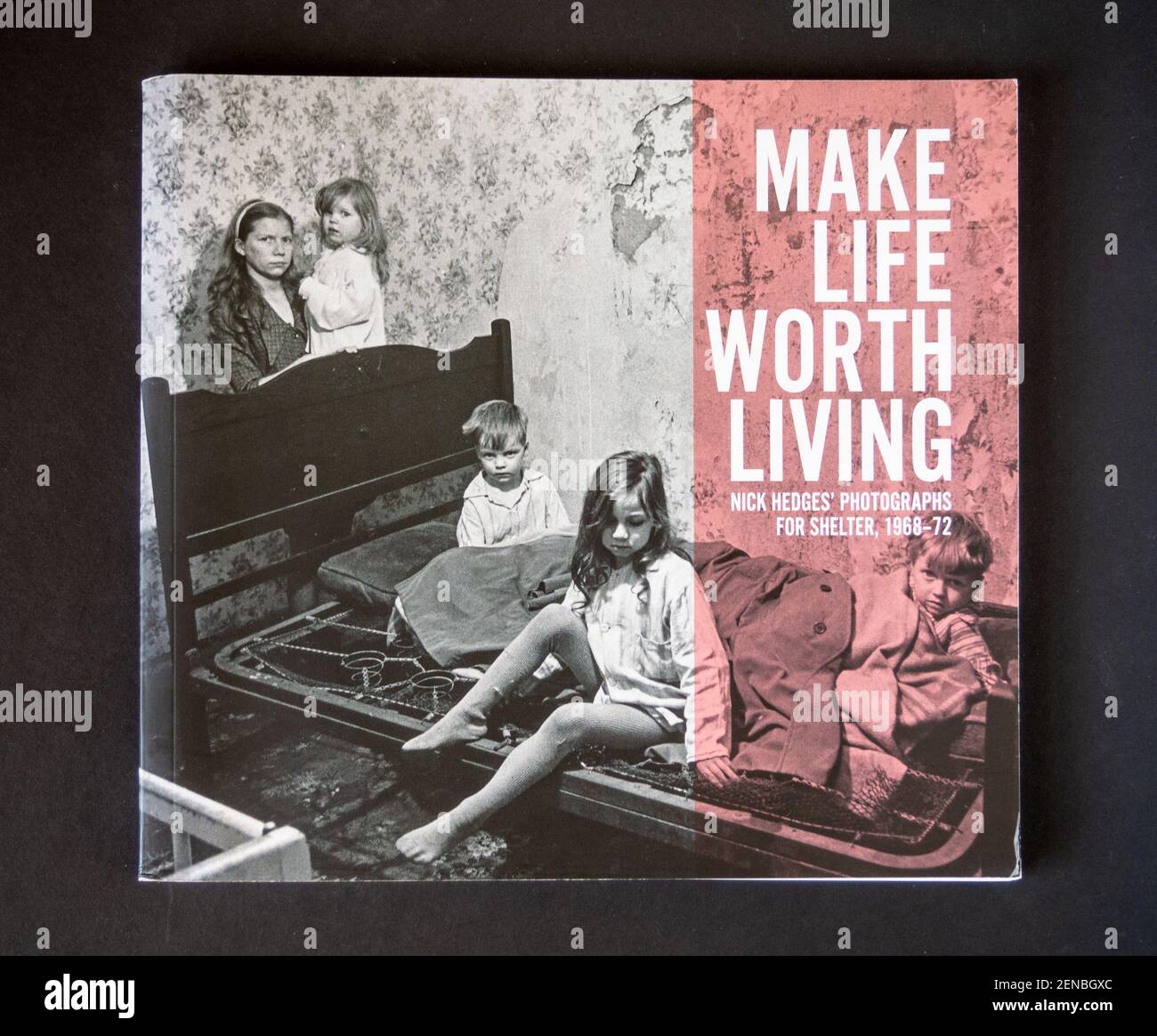 Photo d'un livre Make Life Worth Living présentant les photographies de Nick Hedges pour l'organisme de bienfaisance Shelter 1968-1972, publié par Media Space. Banque D'Images