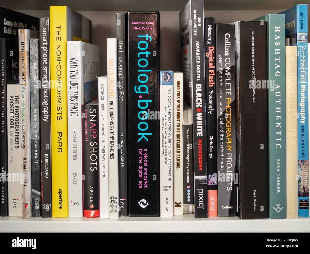 Sélection de livres photographiques sur une étagère à domicile, Royaume-Uni Banque D'Images