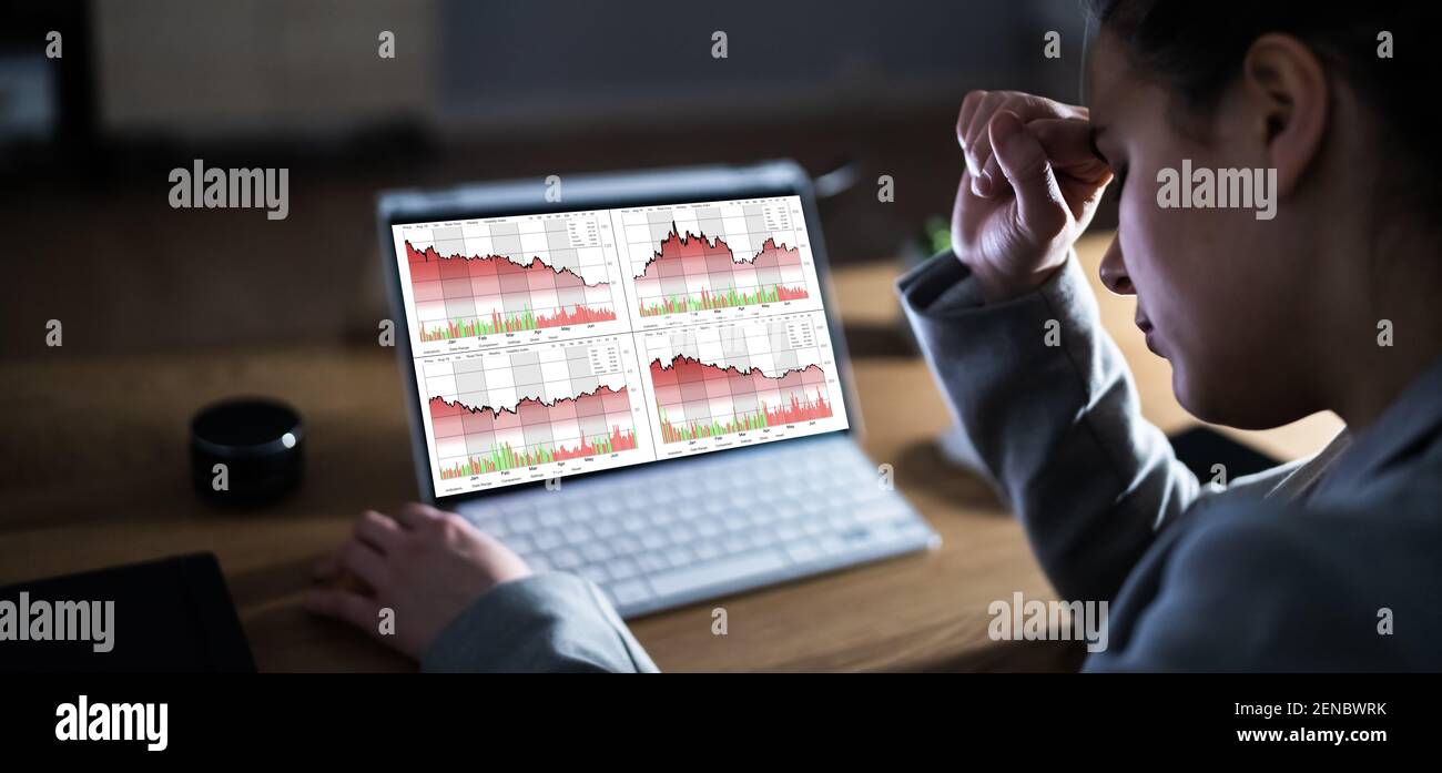 Perte financière. Stock en baisse. Tableau décroissant sur l'ordinateur portable Banque D'Images