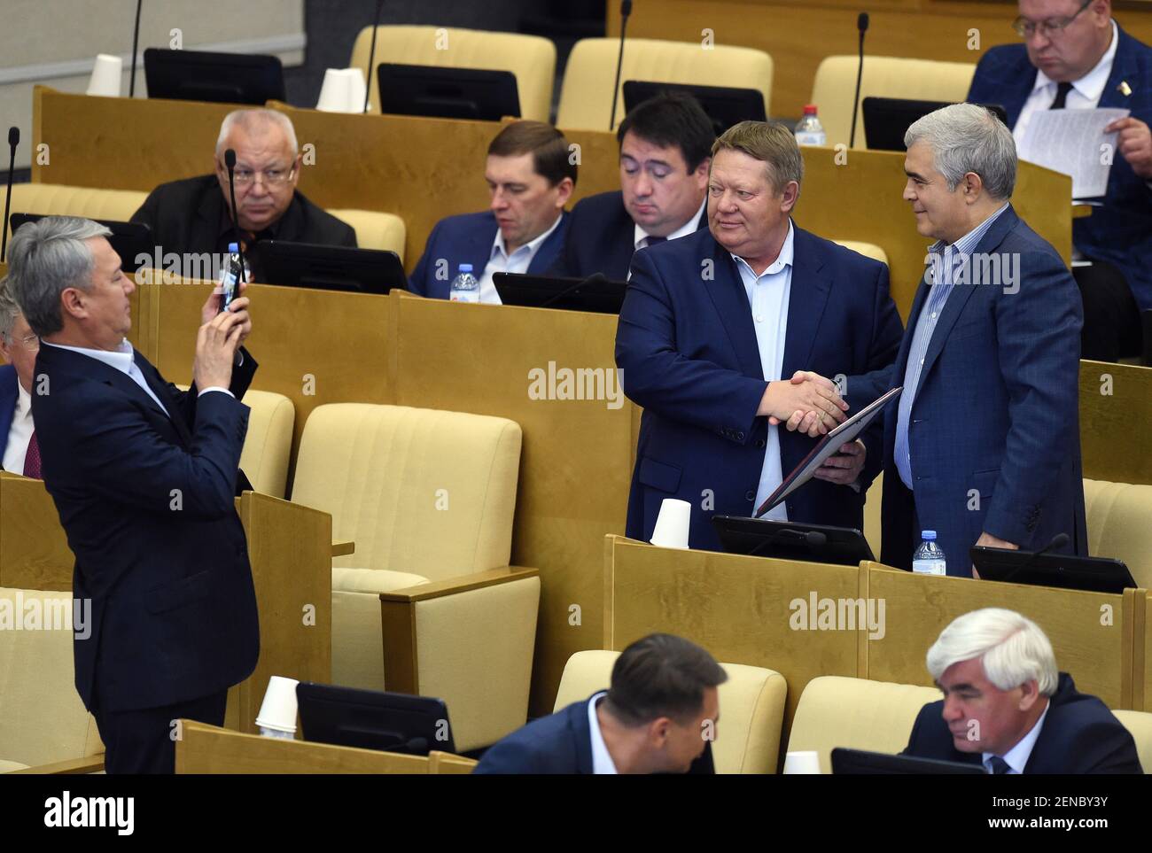 Réunion plénière de la Douma d'Etat de Russie. Membre du Comité de sécurité et de lutte contre la corruption de la Douma d'Etat Rakhim Azimov (à gauche), membre du Comité de transport et de construction de la Douma d'Etat Nikolai Pankov (au centre) et membre du Comité de la Douma d'Etat pour le développement de la société civile, des associations publiques et religieuses Magomed Gadzhiyev (à droite) avant la réunion. 23 juillet 2019. Russie, Moscou. Crédit photo: Dmitry Dukhanin/Kommersant/Sipa USA Banque D'Images