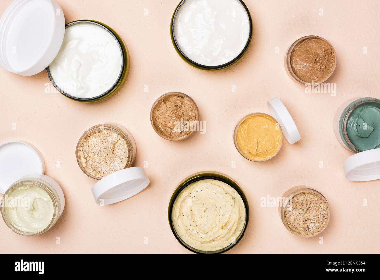 Masque en argile naturel pour le visage spiruline et gommage au café sur beige arrière-plan Banque D'Images
