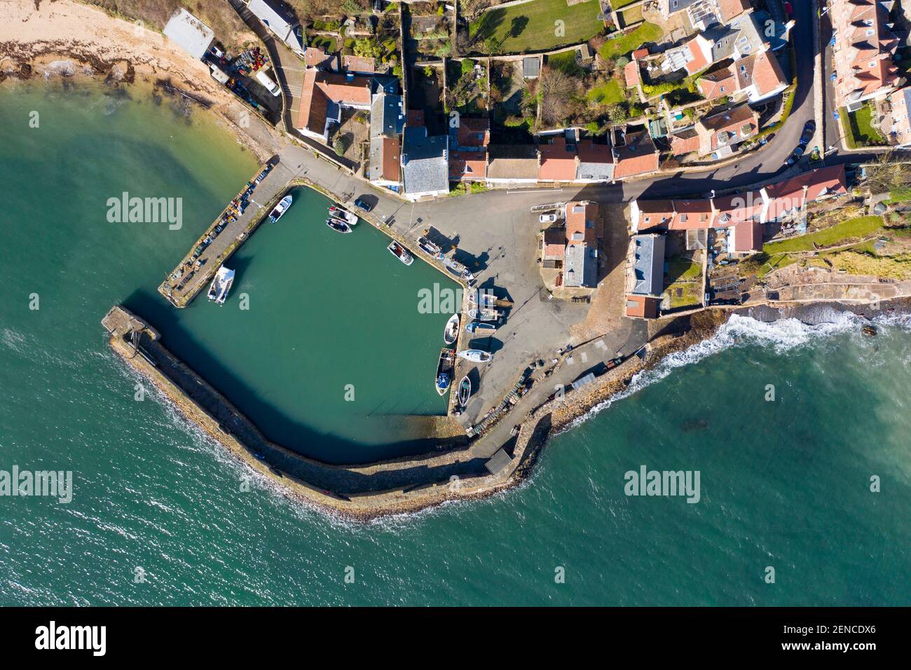 Vue aérienne du village historique et du port de Crail à East Neuk de Fife, Écosse, Royaume-Uni Banque D'Images