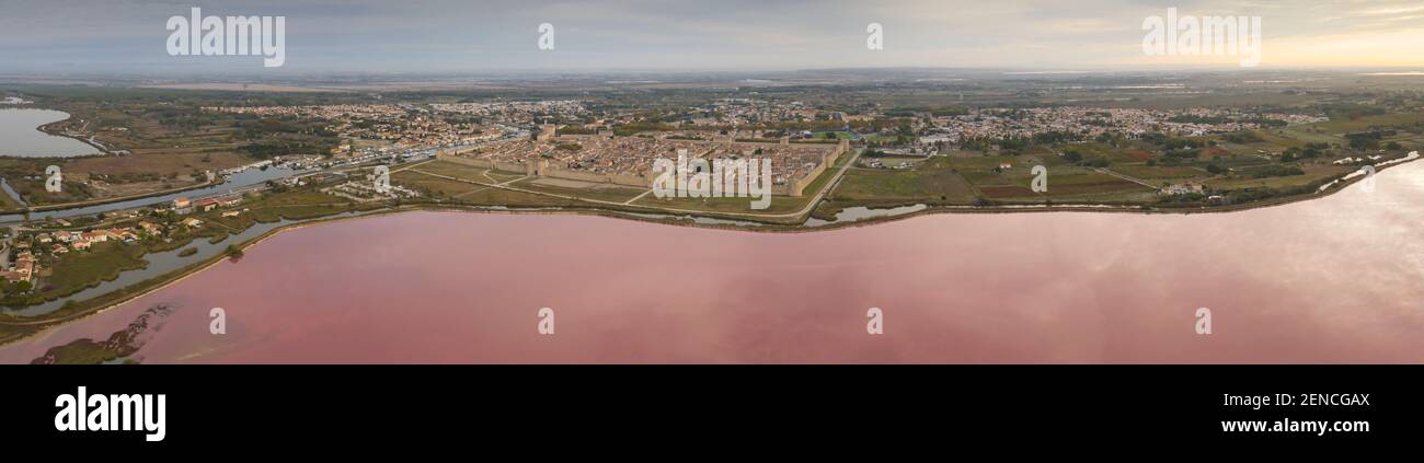 Vue panoramique aérienne de la cité médiévale d'Aigues-mortes et de l'Etang de la ville, en petite Camargue, dans le Gard, en Occitania, France Banque D'Images