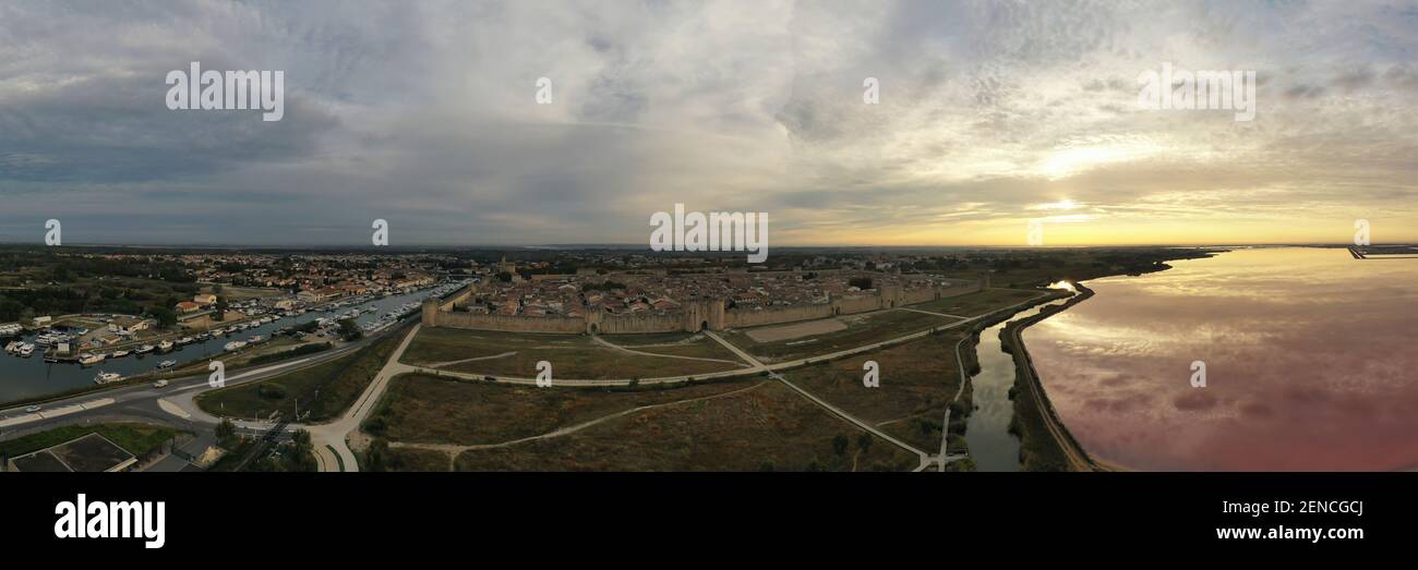 Vue panoramique aérienne de la cité médiévale d'Aigues-mortes et de l'Etang de la ville, en petite Camargue, dans le Gard, en Occitania, France Banque D'Images