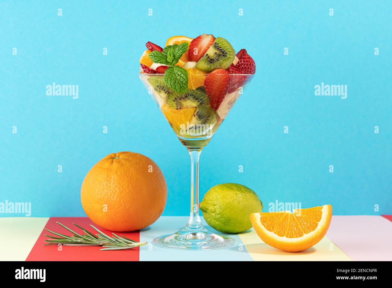 Cocktail de fruits en verre martini sur fond lumineux. Concept végétalien alimentaire minimal. Banque D'Images